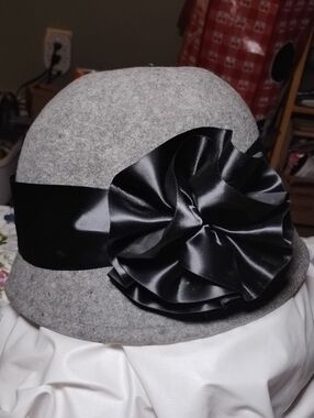 Gray Wool Felt Cloche Hat with Black Satin Flower Ribbon USA Street Smart BETMAR